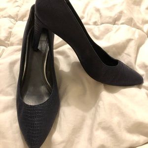 Stuart Weitzman Navy blue shimmery Pumps!